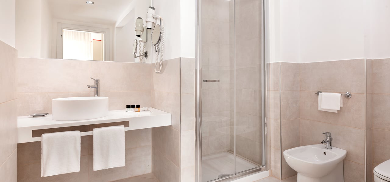 Sina Astor versiliaroombathroom1 camere