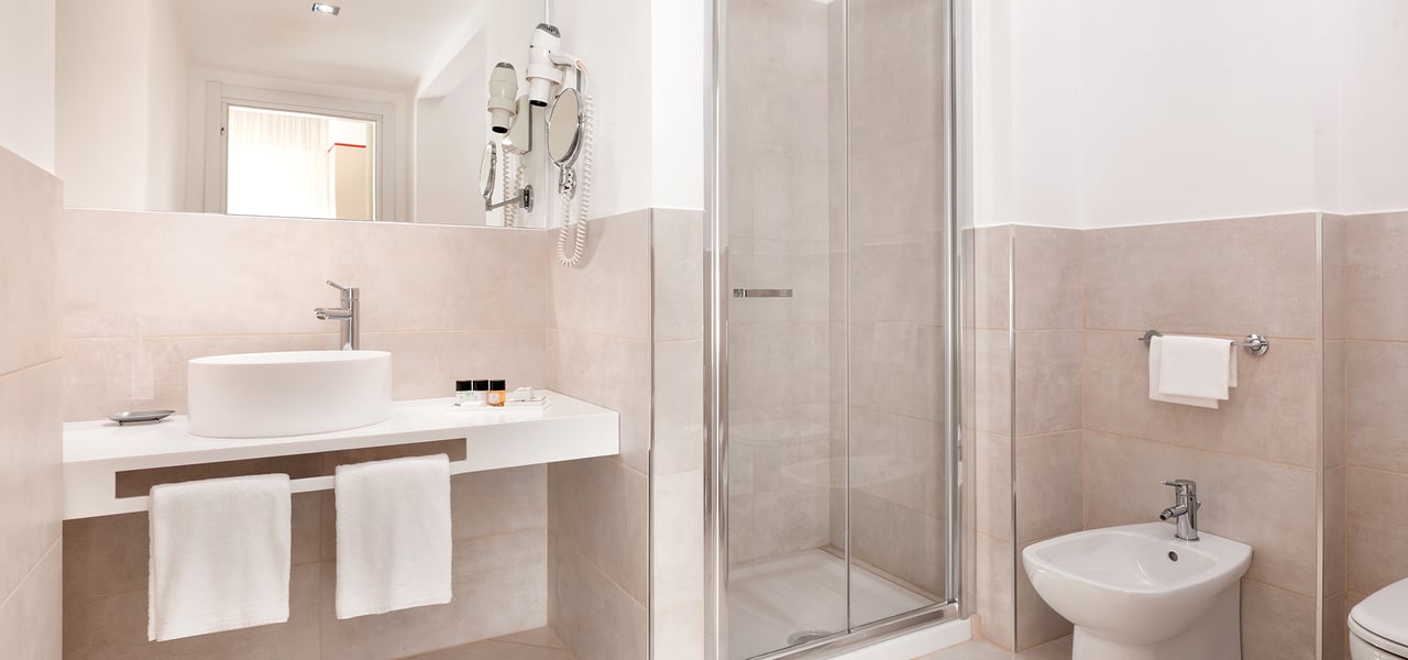 Sina Astor versiliaroombathroom1 camere