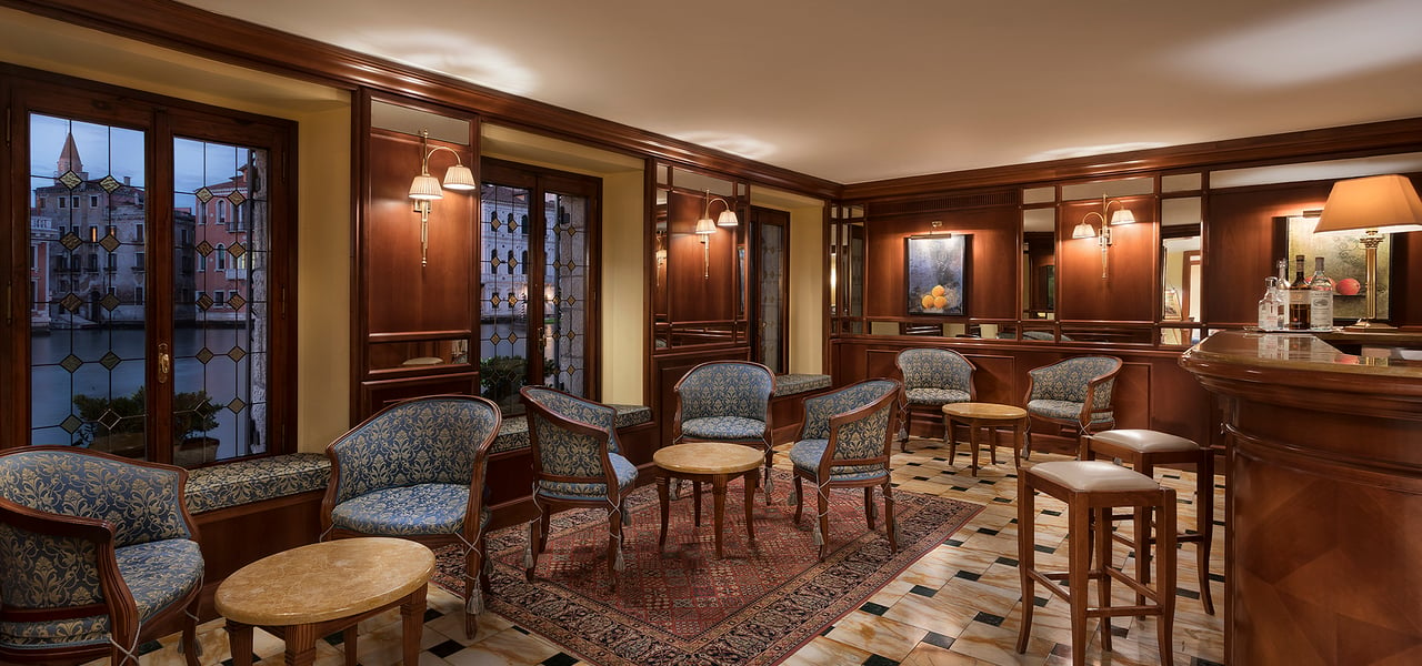 American Bar of Sina Palazzo Sant'Angelo hotel in Venice