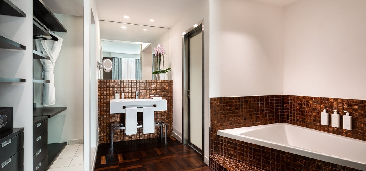 AK ROMAB Tritone Suite Bathroom